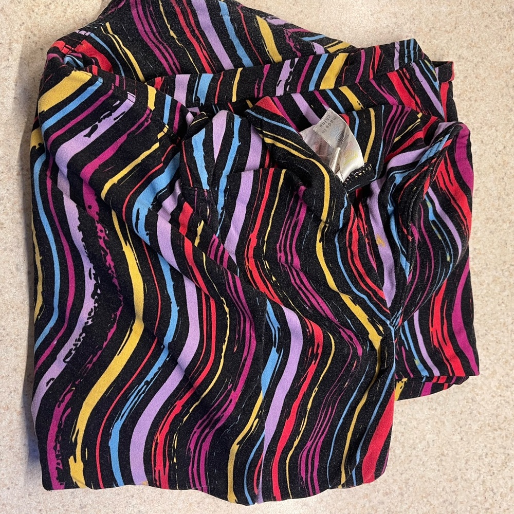 Groovy tall and curvy LuLaRoe leggings.